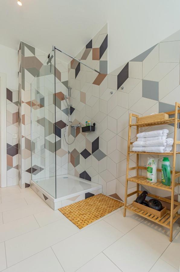 Modernes Apartment - Zentral, Ruhig, Wlan, Netflix, Kueche, Schreibtisch, Parkplatz, Waschtrockner Cottbus Dış mekan fotoğraf